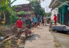 Babinsa Berbaur Bersama Warga Masyarakat Kerja Bakti Pengurukan Jalan Sawah